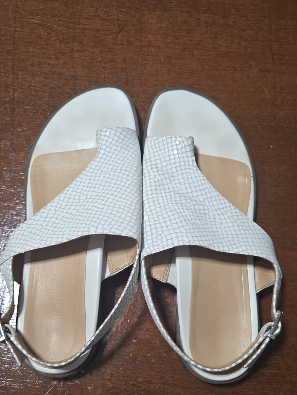 Vionic White Textured Leather Slingback Sandals with Tan Insole